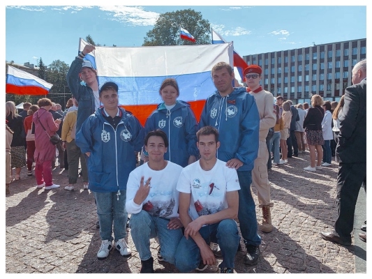 Волонтёры Победы в День Государственного флага Российской Федерации поздравили жителей и гостей города с праздником и присоединились к акции «Российский триколор»